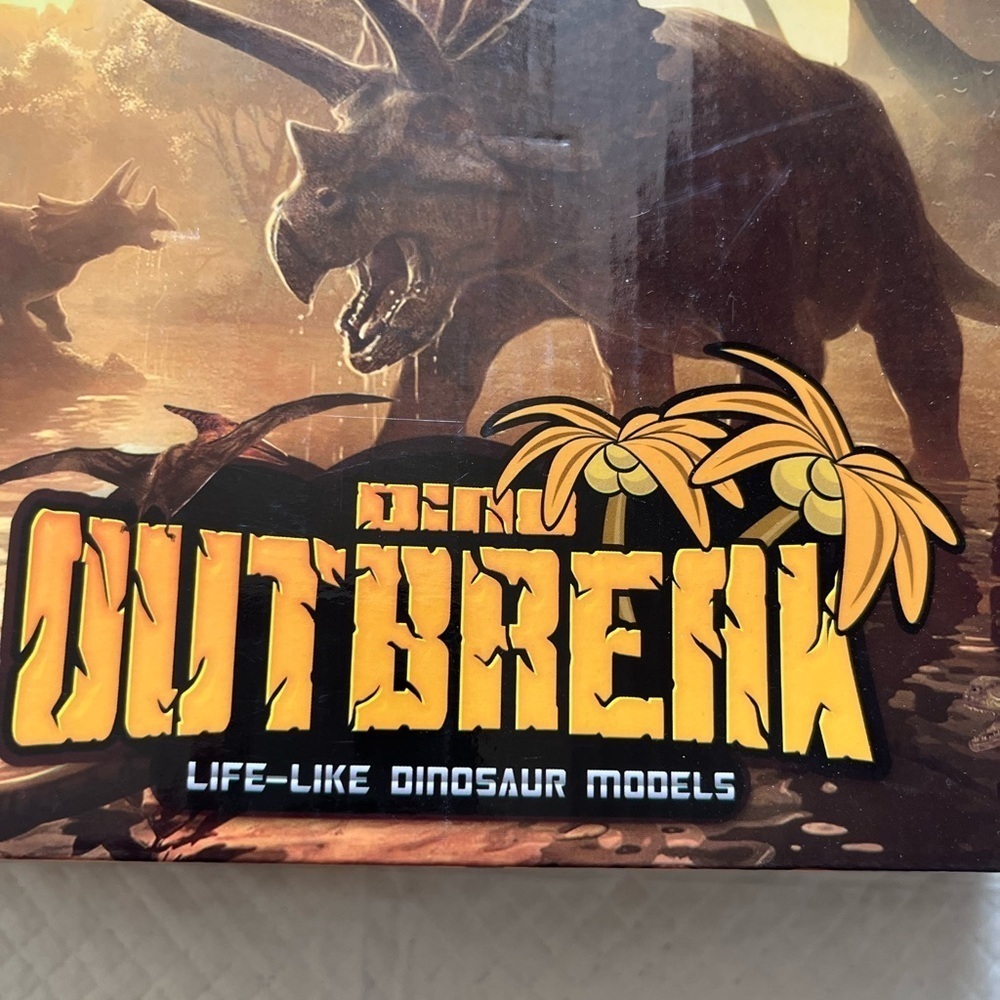 Chops Dinosaur Outbreak Model Set - Picture 3 of 5